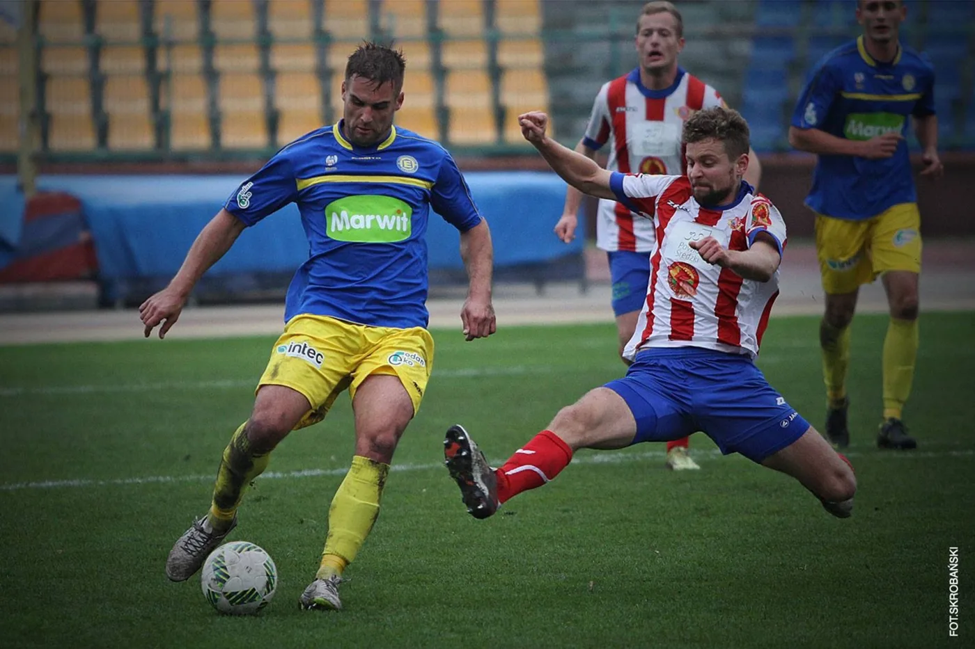 Adam Gajda w meczu ligowym, wślizg